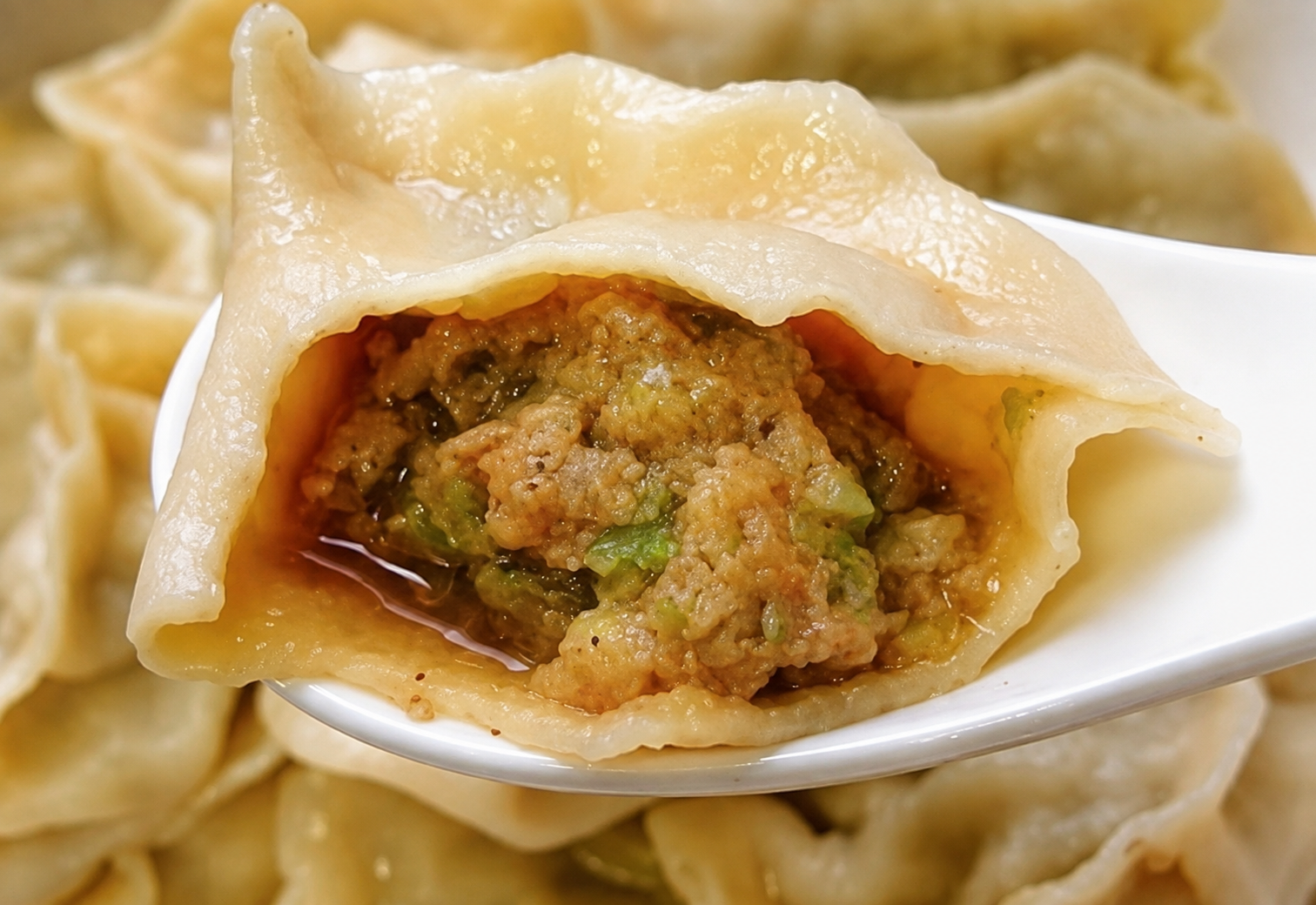 Пельмени с говядиной и зелёным луком для жарки на сковороде · Начинка крупным планом · Иллюстрация внешнего вида
