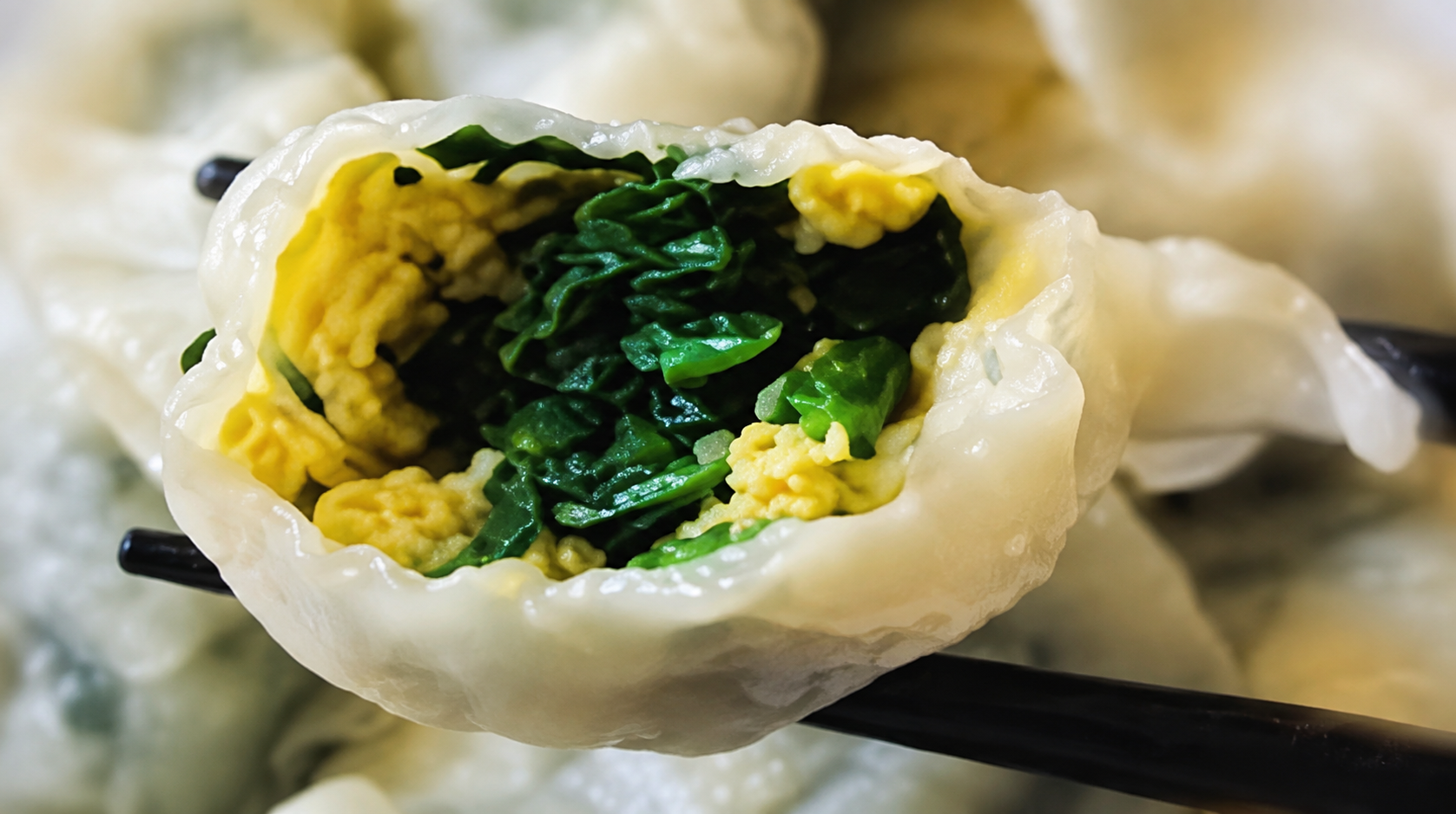 Пельмени с пастушьей сумкой и яйцом для жарки на сковороде · Начинка крупным планом · Иллюстрация внешнего вида