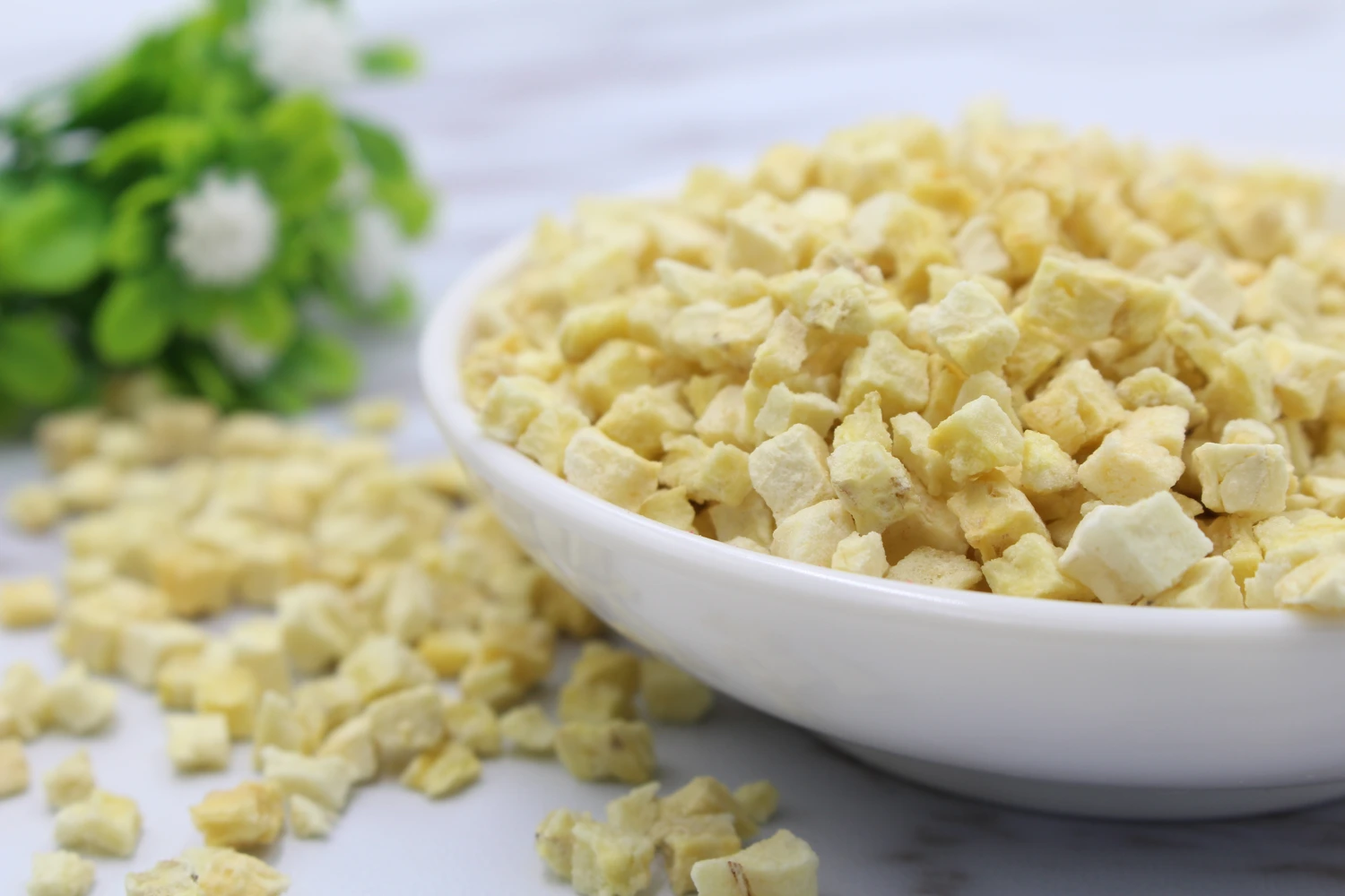 Freeze-dried banana dices