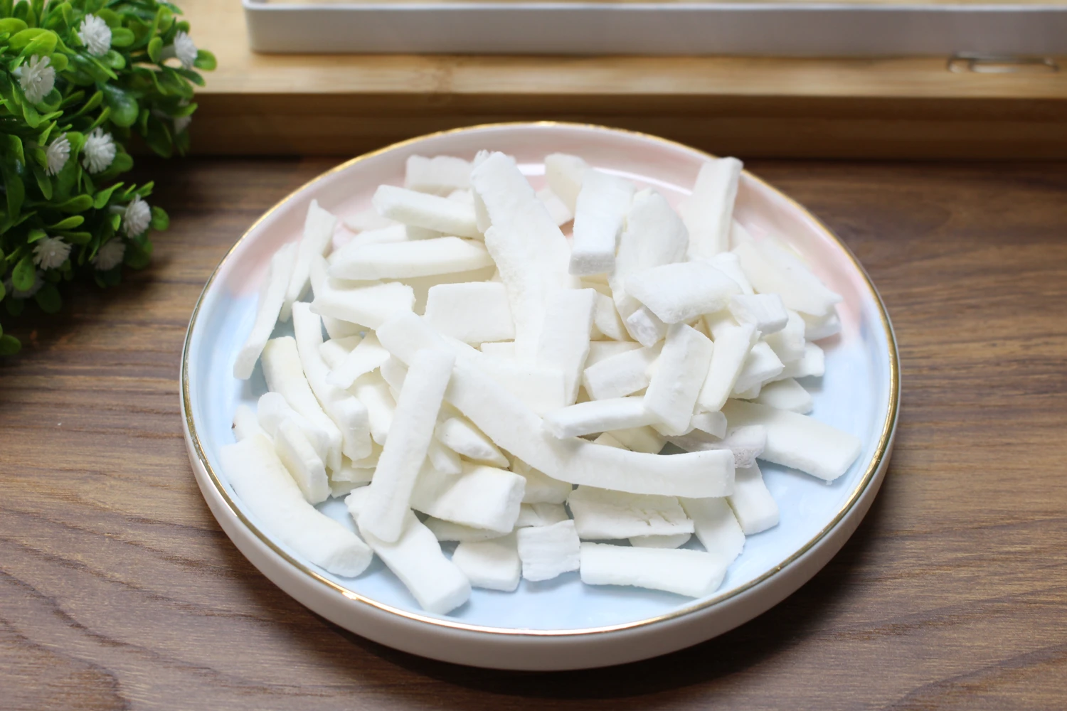 Freeze-dried coconut slices