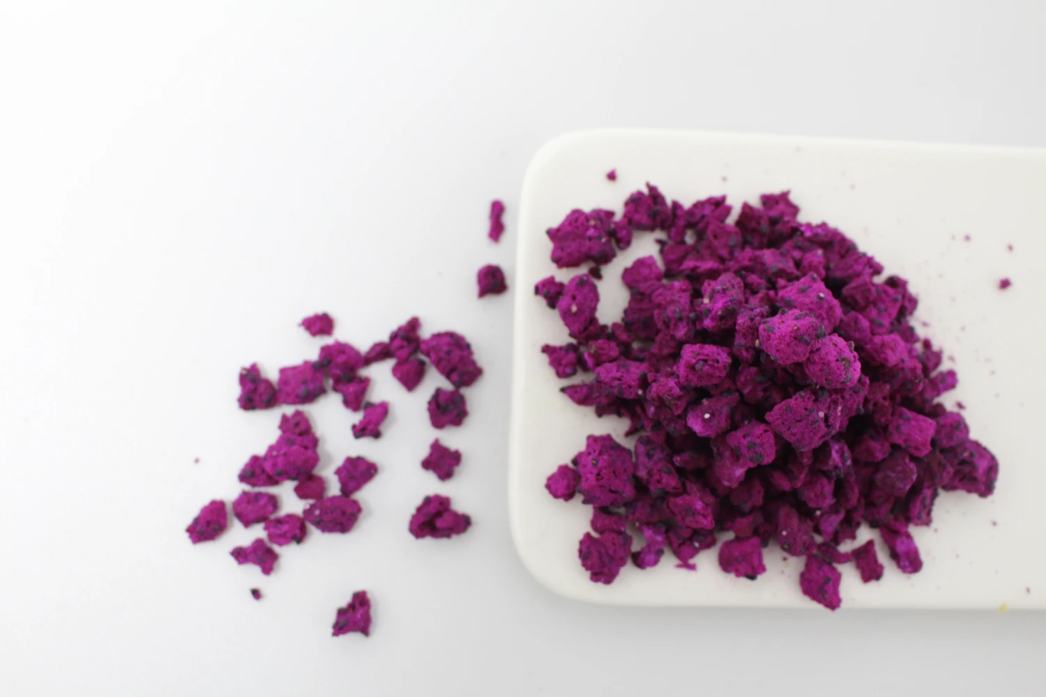 Freeze-dried dragon fruit dices